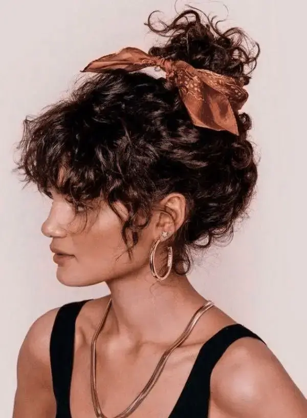 16 Idées de Coiffure pour Cheveux Bouclés à Adopter en 2025