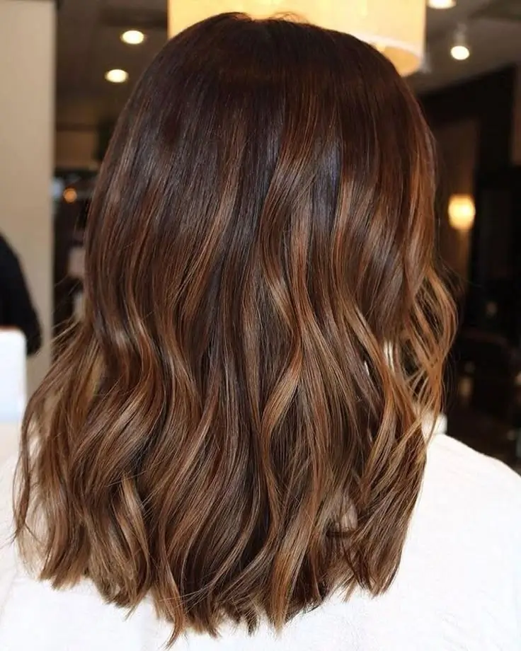 19 Idées de Couleur Cheveux Caramel à Adopter en 2025