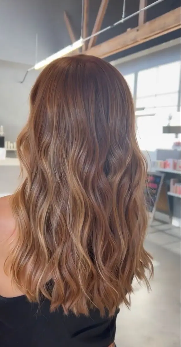 19 Idées de Couleur Cheveux Caramel à Adopter en 2025