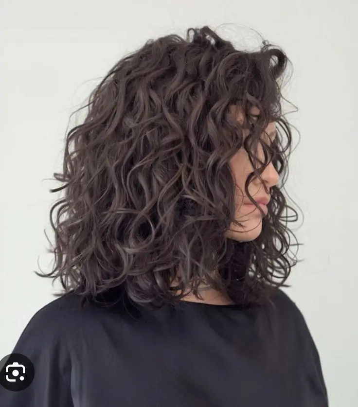 17 Idées Inspirantes de Coupes pour Sublimer vos Cheveux Bouclés