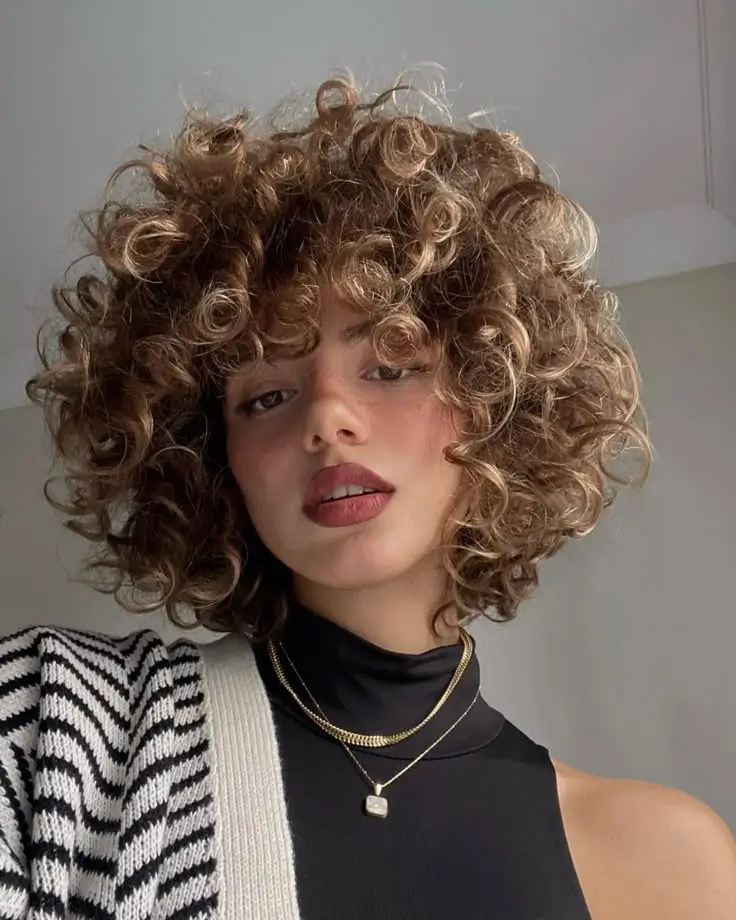17 Idées Inspirantes de Coupes pour Sublimer vos Cheveux Bouclés