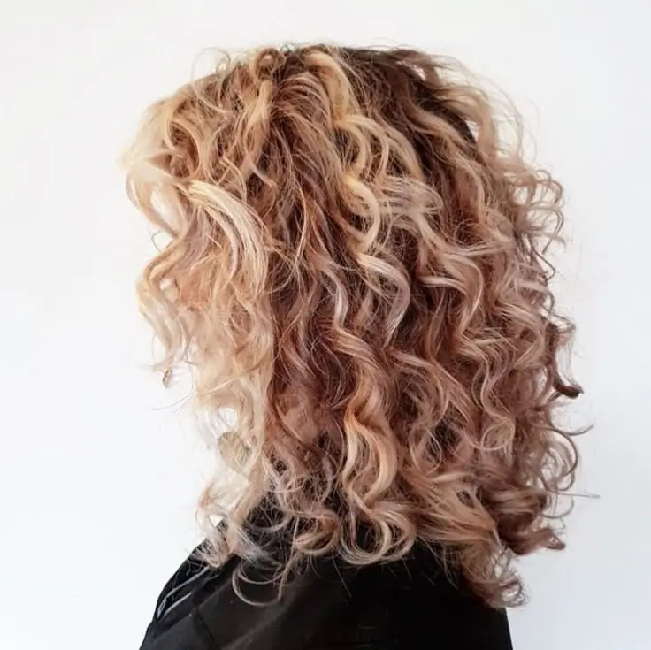 18 idées de coupe tendance pour sublimer vos cheveux frisés naturels