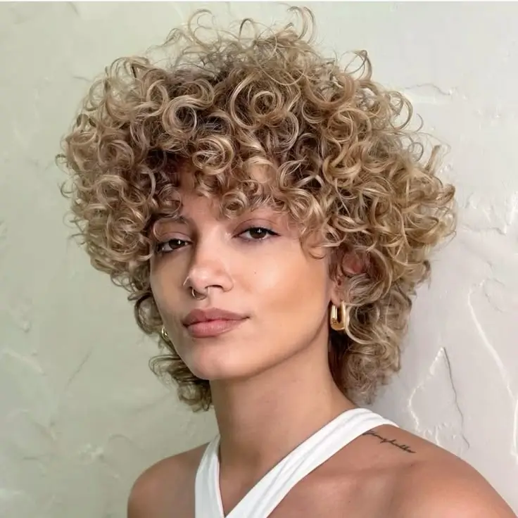 18 idées de coupe tendance pour sublimer vos cheveux frisés naturels
