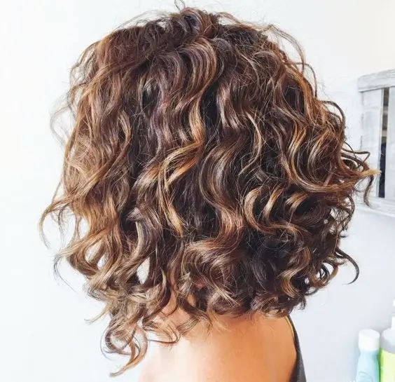 18 idées de coupe tendance pour sublimer vos cheveux frisés naturels