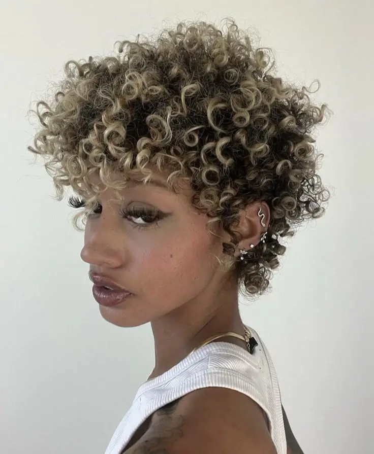 18 idées de coupe tendance pour sublimer vos cheveux frisés naturels
