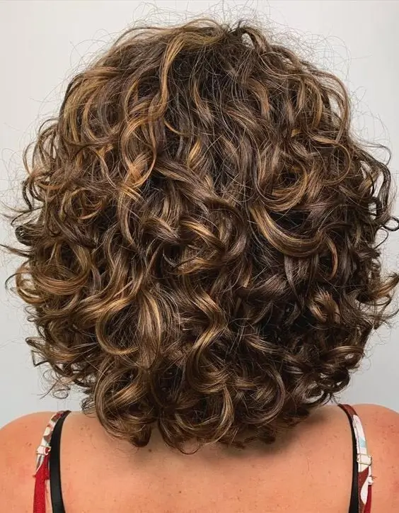 18 idées de coupe tendance pour sublimer vos cheveux frisés naturels