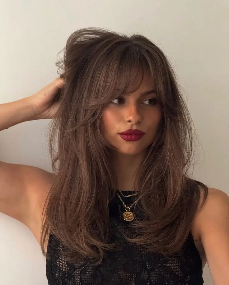 16 Coupes de Cheveux Mi-Longs Dégradés avec Frange à Adopter en 2025