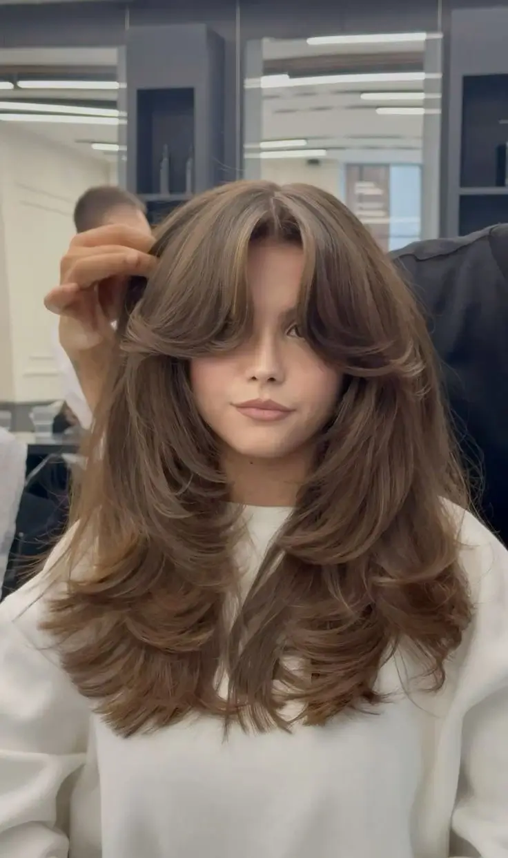 16 Coupes de Cheveux Mi-Longs Dégradés avec Frange à Adopter en 2025