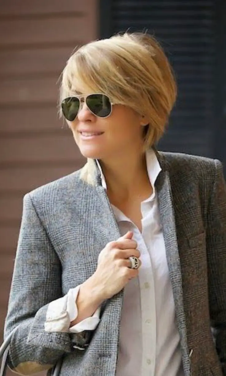 15 Idées de Coupes de Cheveux pour Femme de 50 Ans avec Lunettes en 2025