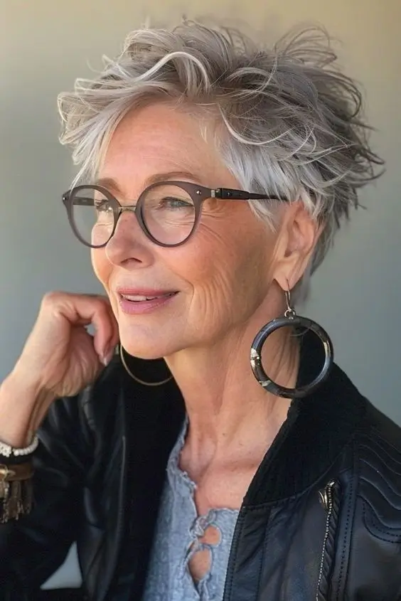 15 Idées de Coupes de Cheveux pour Femme de 50 Ans avec Lunettes en 2025