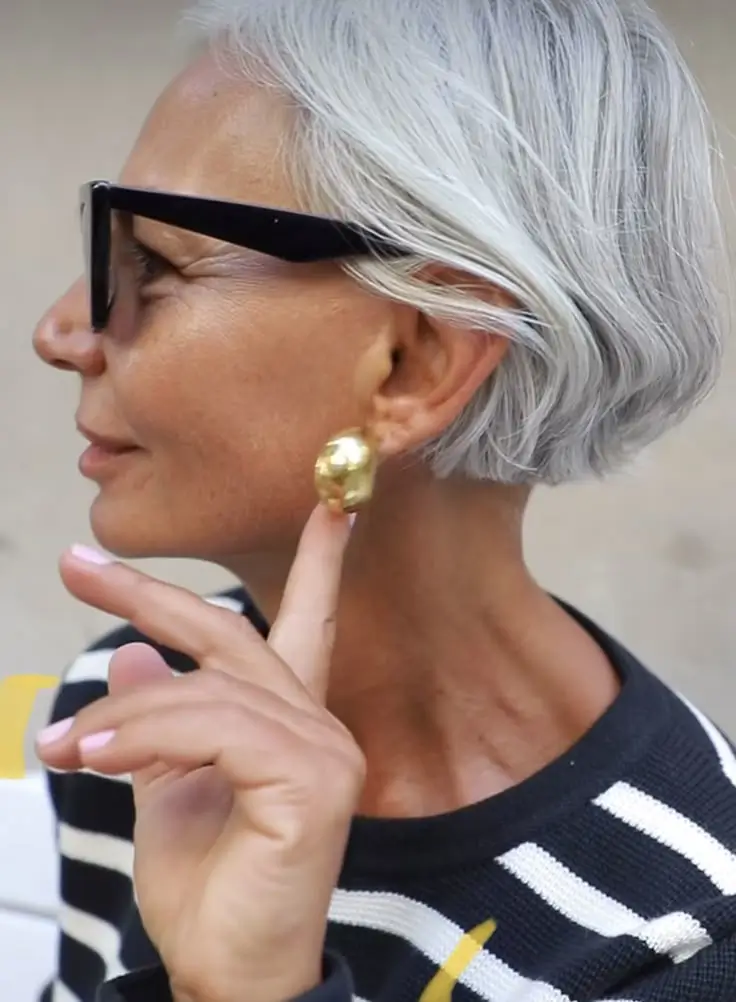 15 Idées de Coupes de Cheveux pour Femme de 50 Ans avec Lunettes en 2025