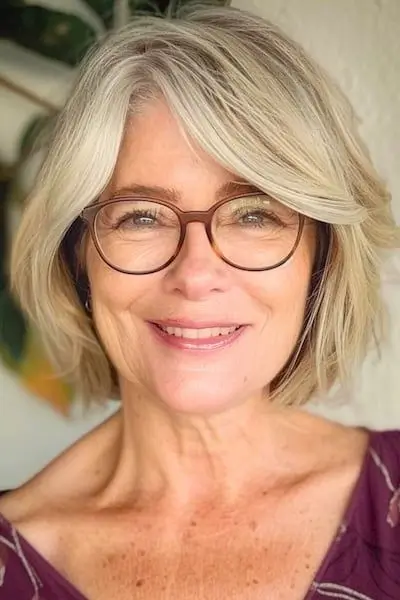 15 Idées de Coupes de Cheveux pour Femme de 50 Ans avec Lunettes en 2025