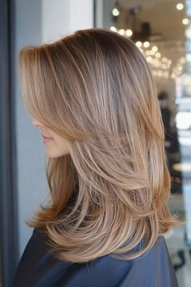 16 Idées de Coupes Mi Longues Dégradées à Essayer en 2025