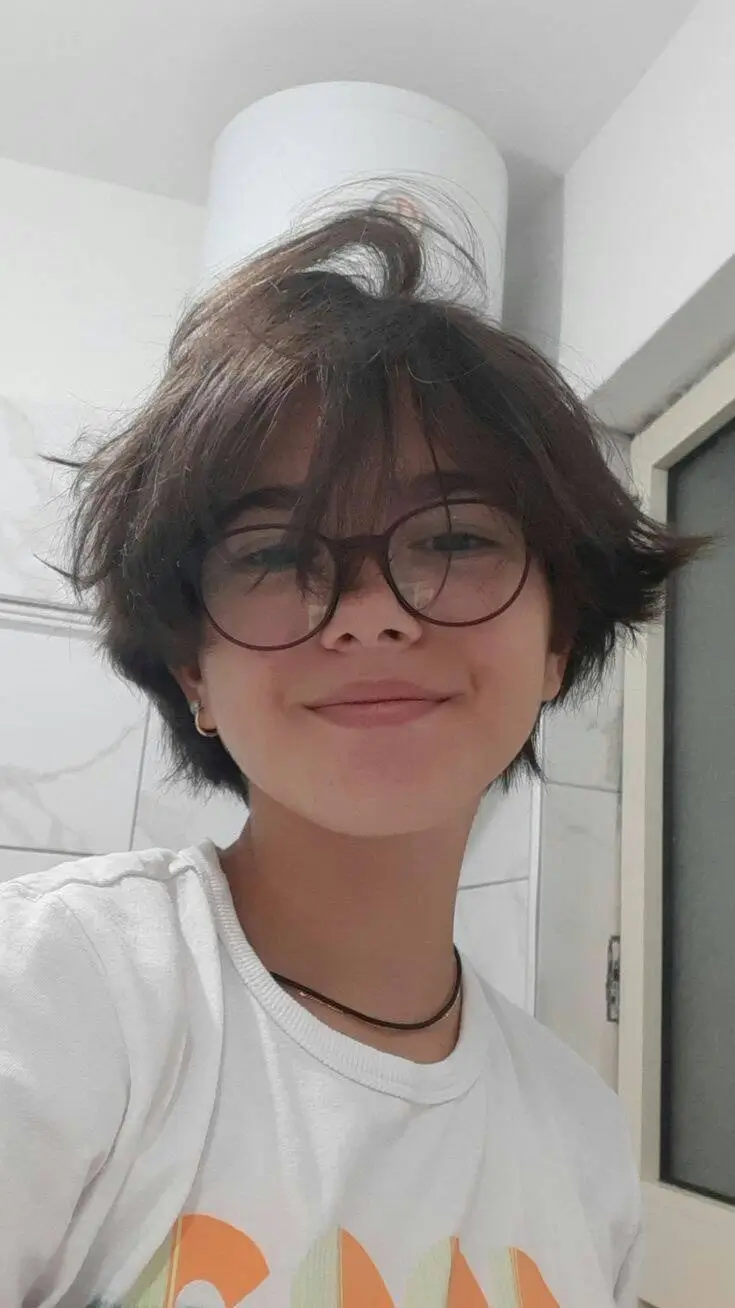 Les 17 meilleures coupes de cheveux 2025 pour visage rond et joufflu