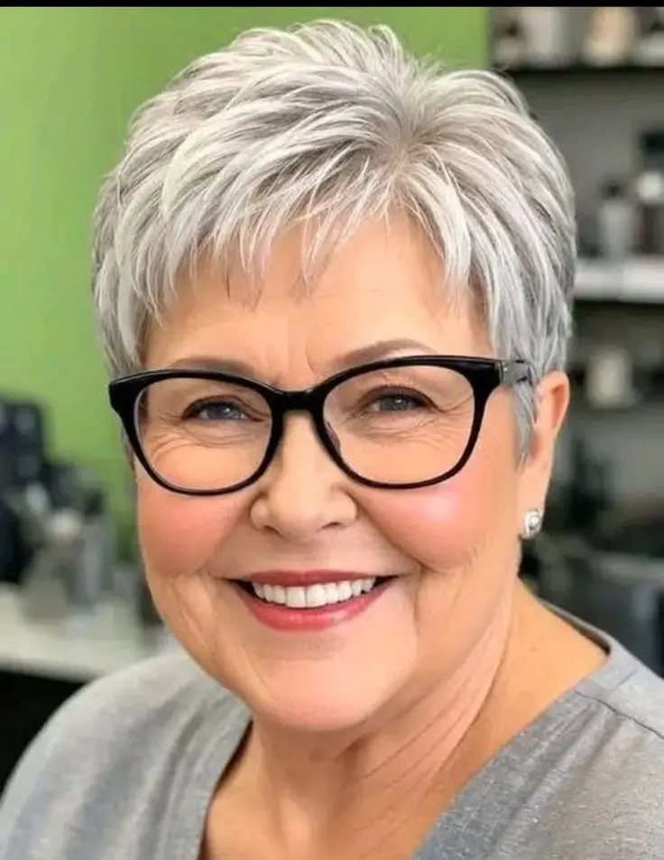 15 Idées de Coupes Courtes Dégradées pour Femme de 60 Ans en 2025