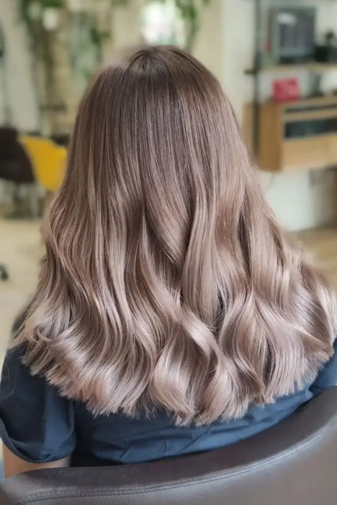 Cheveux Châtain Clair : 15 Idées de Styles et Conseils pour Une Couleur Radieuse