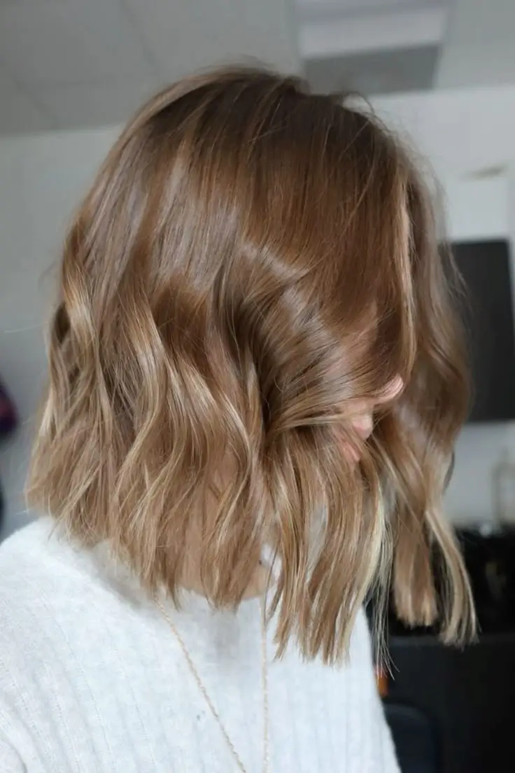 Cheveux Châtain Clair : 15 Idées de Styles et Conseils pour Une Couleur Radieuse