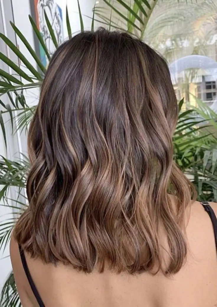 Cheveux Châtain Clair : 15 Idées de Styles et Conseils pour Une Couleur Radieuse