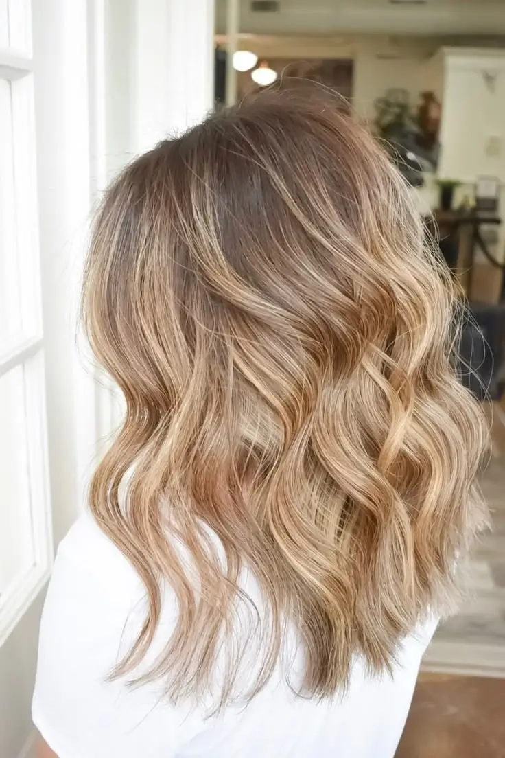 Cheveux Châtain Clair : 15 Idées de Styles et Conseils pour Une Couleur Radieuse