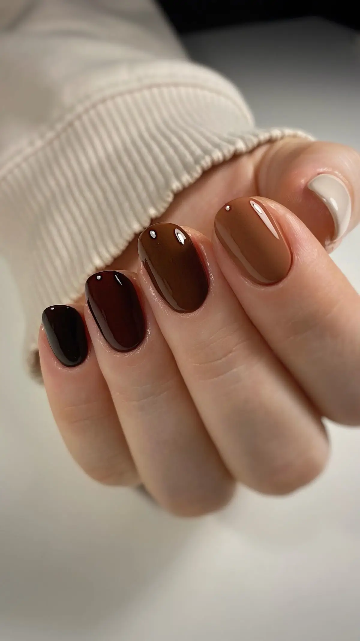 Couleur Ongle Automne 2025 : 16 Idées Tendance à Adopter