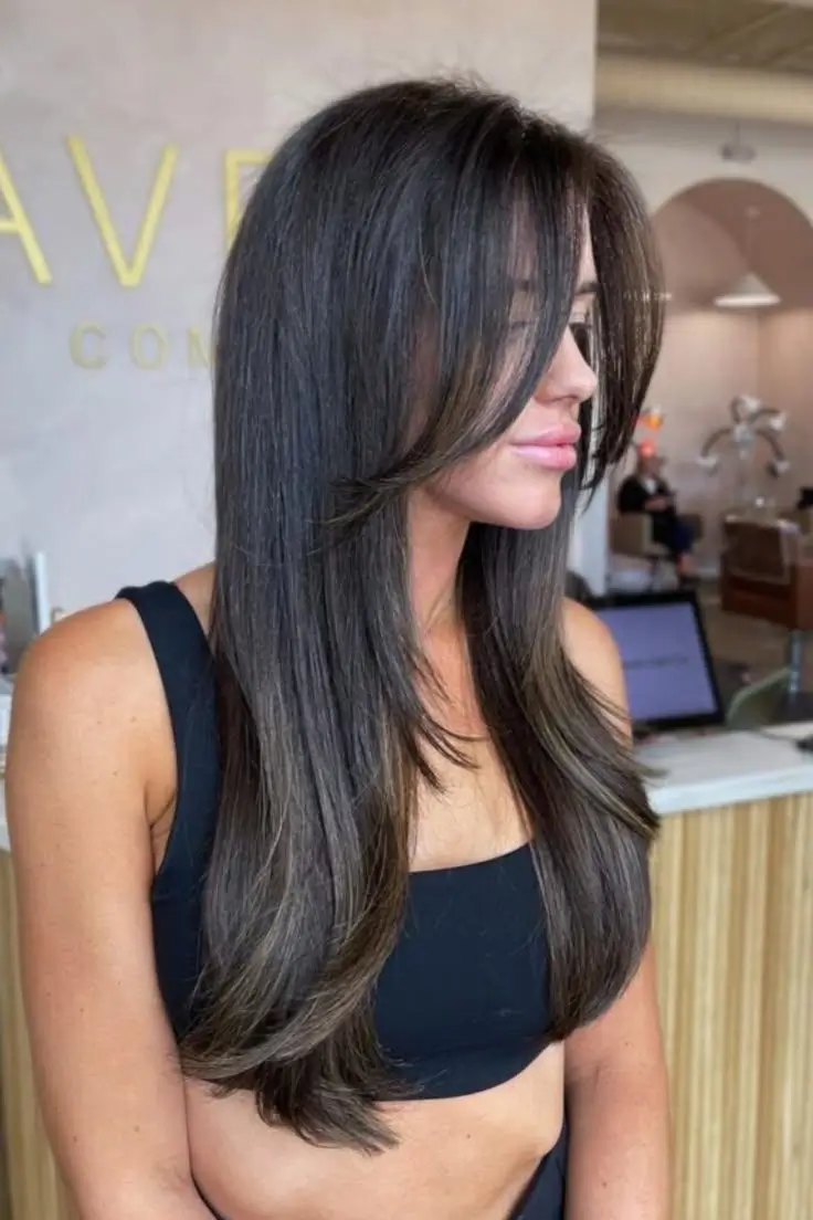 16 Idées Inspirantes de Frange Rideau pour Sublimer les Cheveux Longs en 2025