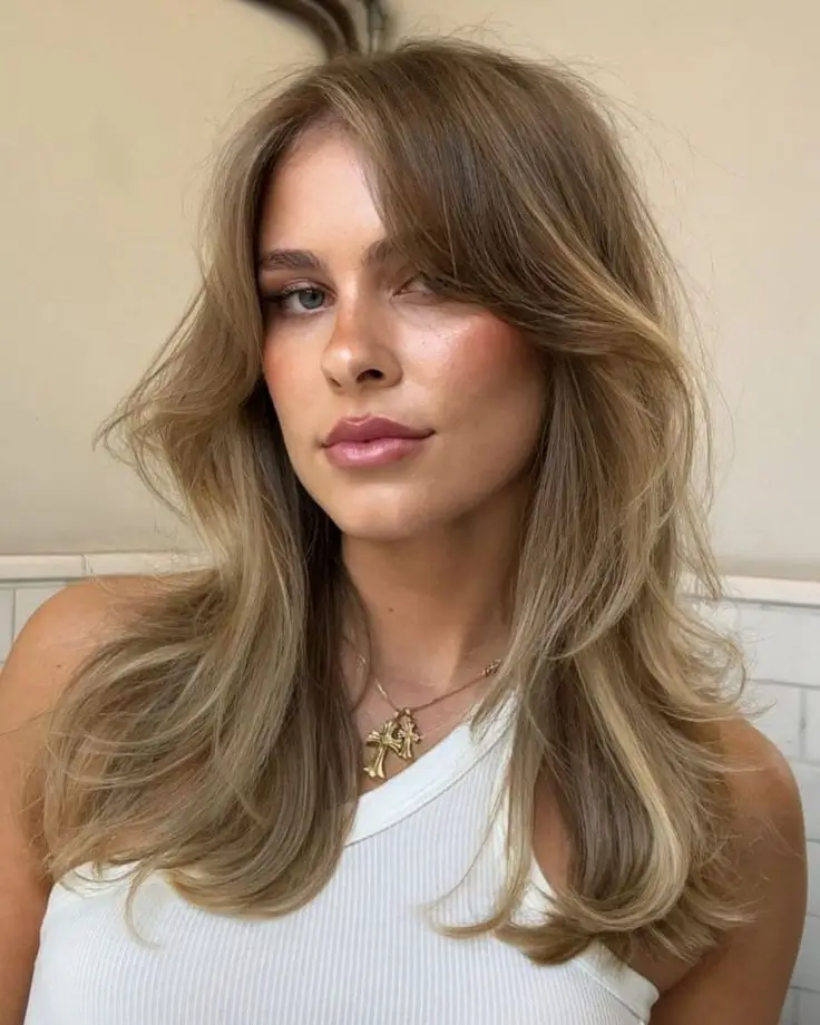 16 Idées Inspirantes de Frange Rideau pour Sublimer les Cheveux Longs en 2025