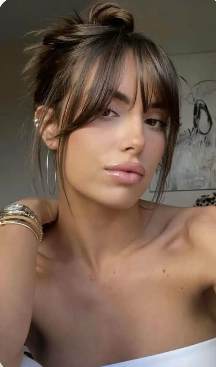 16 Idées Inspirantes de Frange Rideau pour Sublimer les Cheveux Longs en 2025