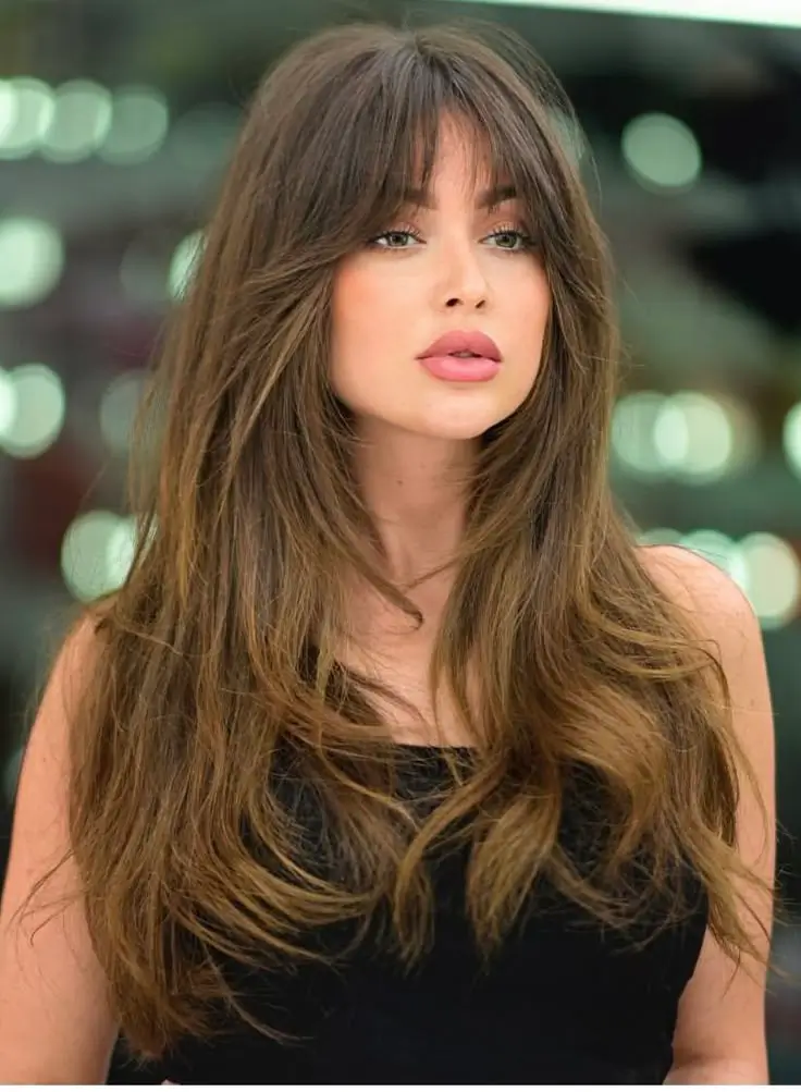 16 Idées Inspirantes de Frange Rideau pour Sublimer les Cheveux Longs en 2025