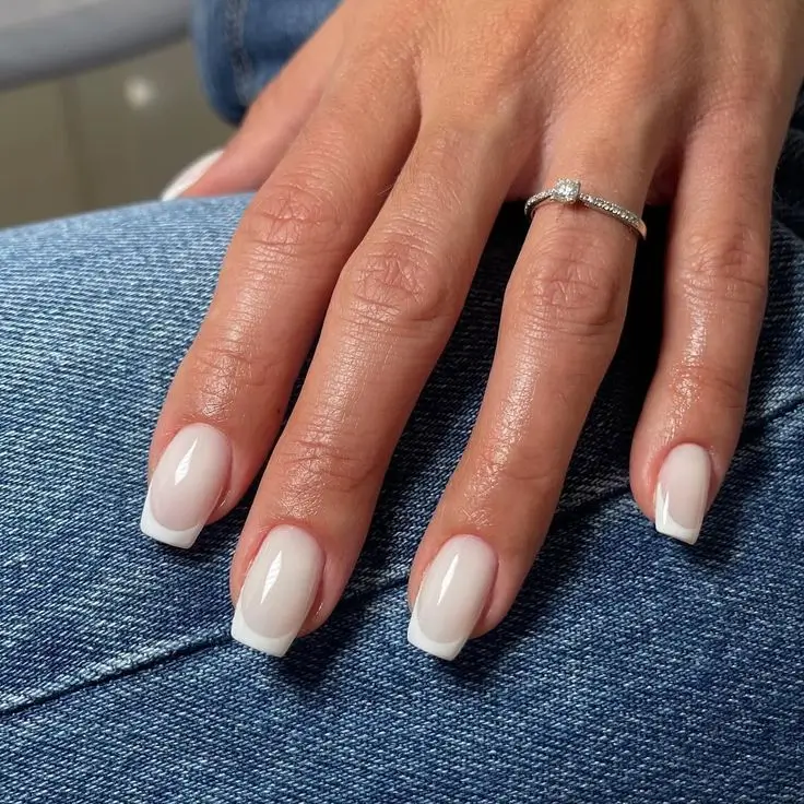 French Manucure 2025 : 15 Tendances et Inspirations à Ne Pas Manquer