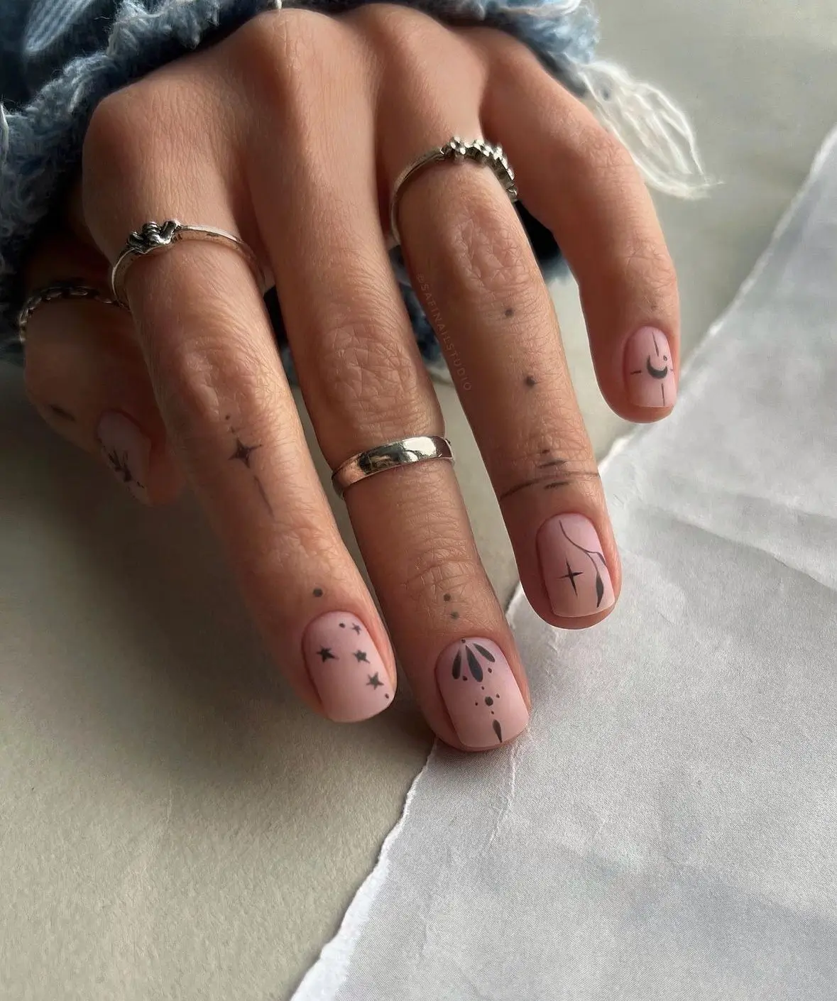 19 Idées Chic et Tendance pour Sublimer Vos Ongles Courts en 2025
