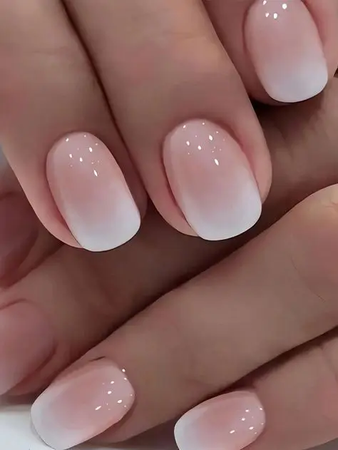 19 Idées Chic et Tendance pour Sublimer Vos Ongles Courts en 2025