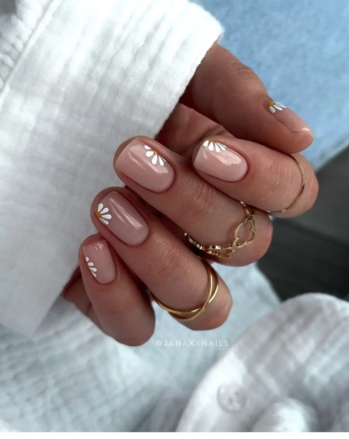 19 Idées Chic et Tendance pour Sublimer Vos Ongles Courts en 2025