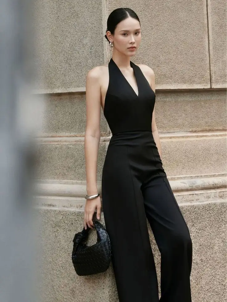 16 Idées de Looks Chic avec un Pantalon Large Noir pour Femme en 2025