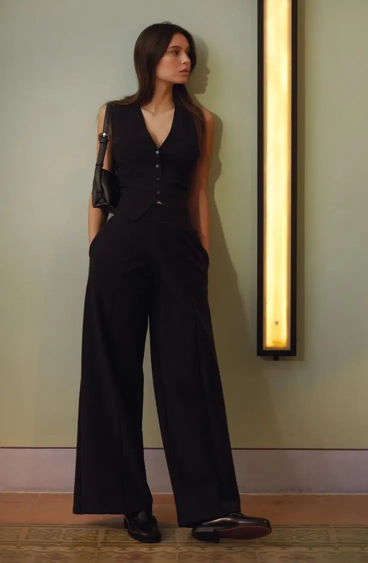 16 Idées de Looks Chic avec un Pantalon Large Noir pour Femme en 2025