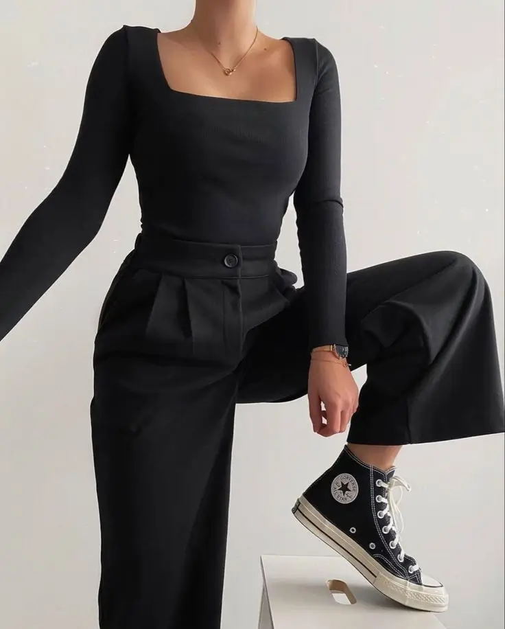 16 Idées de Looks Chic avec un Pantalon Large Noir pour Femme en 2025