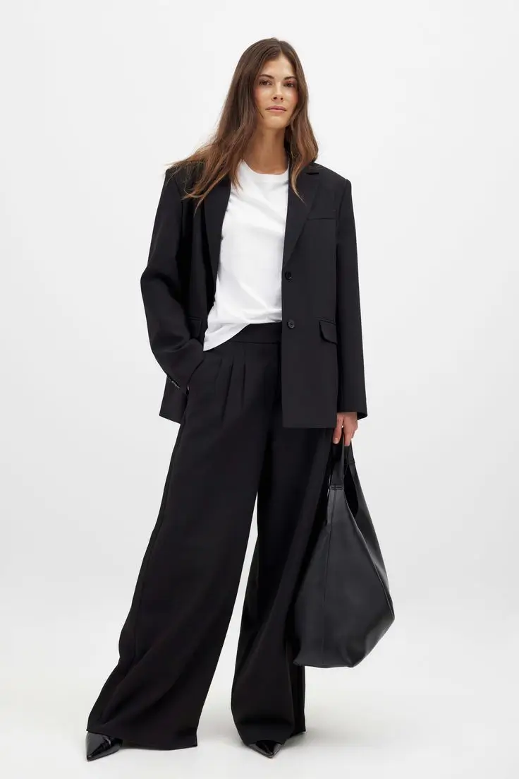 16 Idées de Looks Chic avec un Pantalon Large Noir pour Femme en 2025