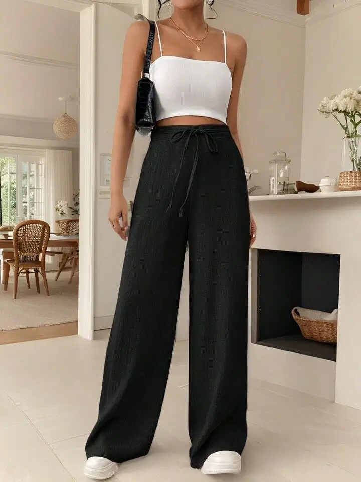 16 Idées de Looks Chic avec un Pantalon Large Noir pour Femme en 2025