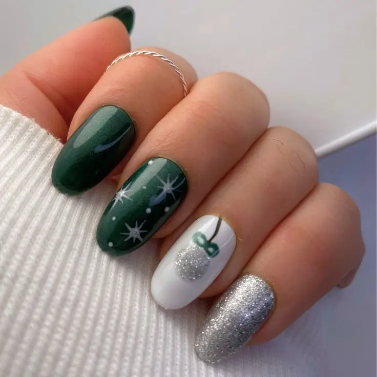 16 Idées de Manicure de Noël 2025 à Adopter pour les Fêtes