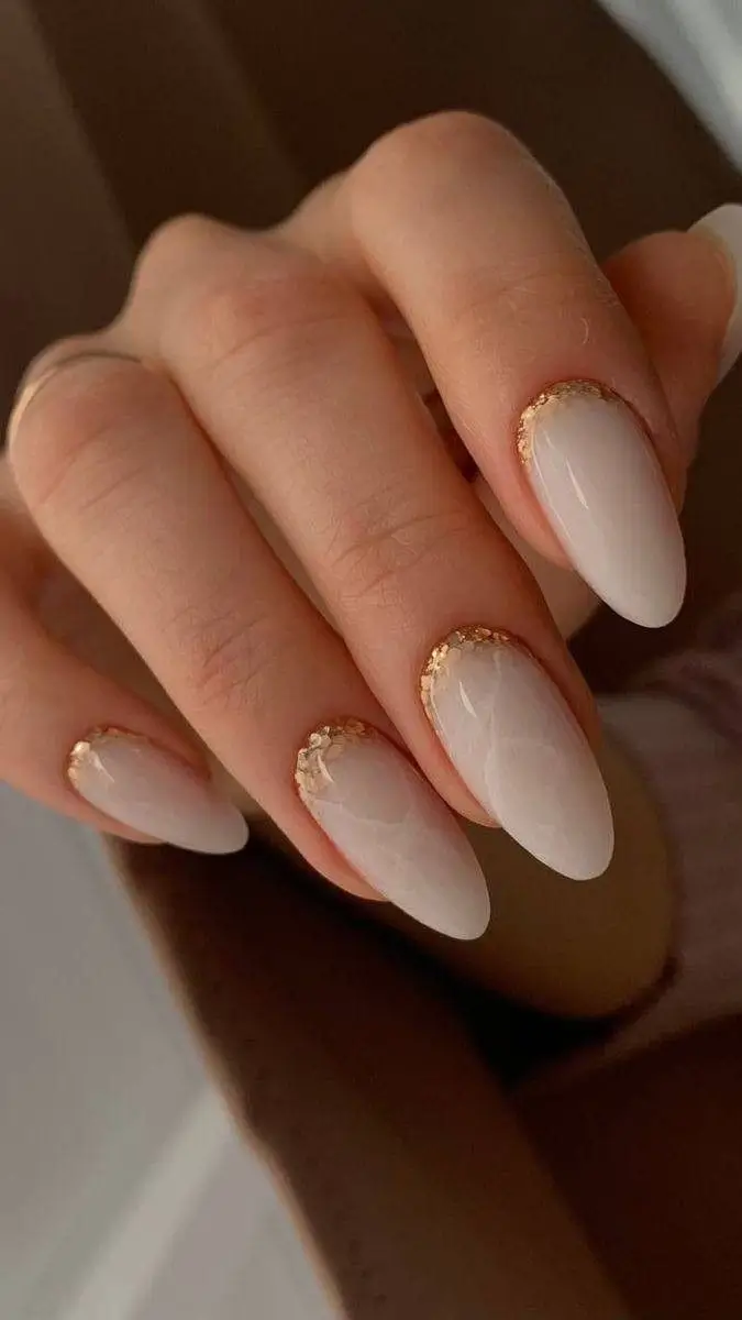 16 Idées de Manicure de Noël 2025 à Adopter pour les Fêtes