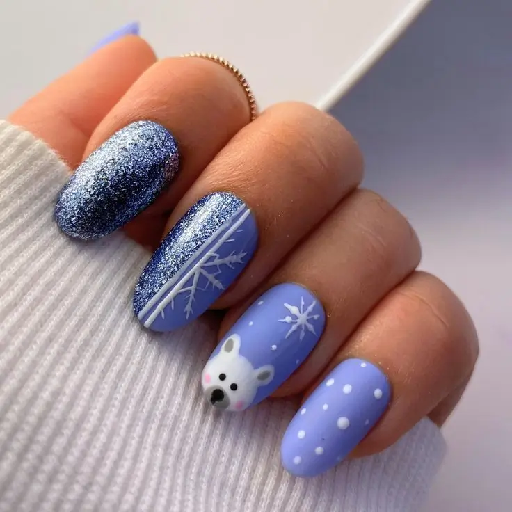 16 Idées de Manicure de Noël 2025 à Adopter pour les Fêtes