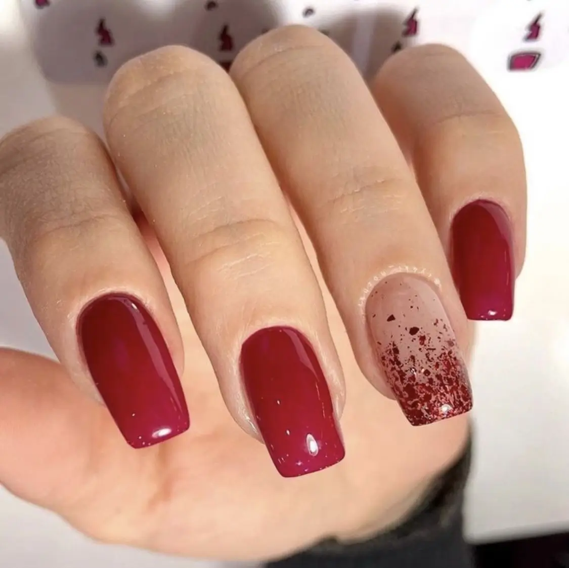 16 Idées de Manicure de Noël 2025 à Adopter pour les Fêtes