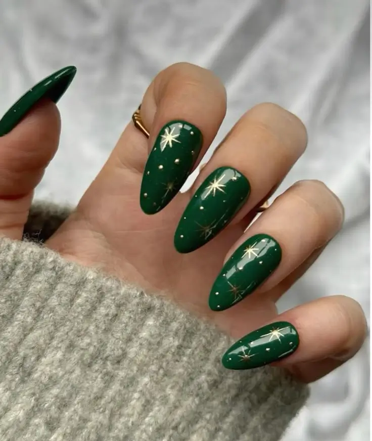 16 Idées de Manicure de Noël 2025 à Adopter pour les Fêtes