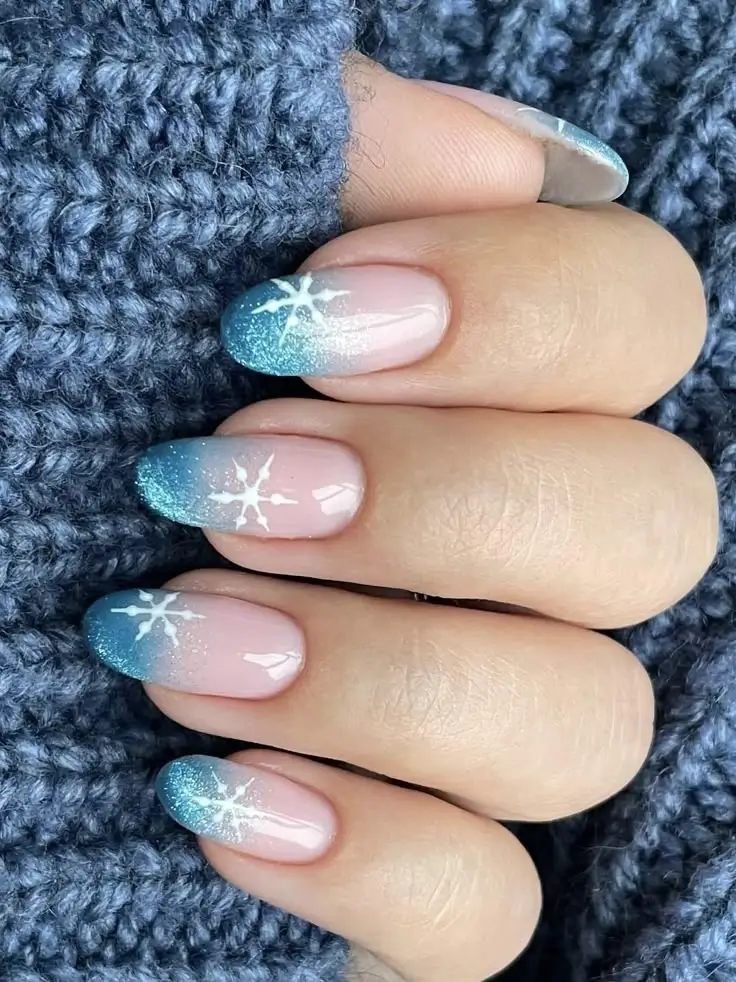 16 Idées de Manicure de Noël 2025 à Adopter pour les Fêtes