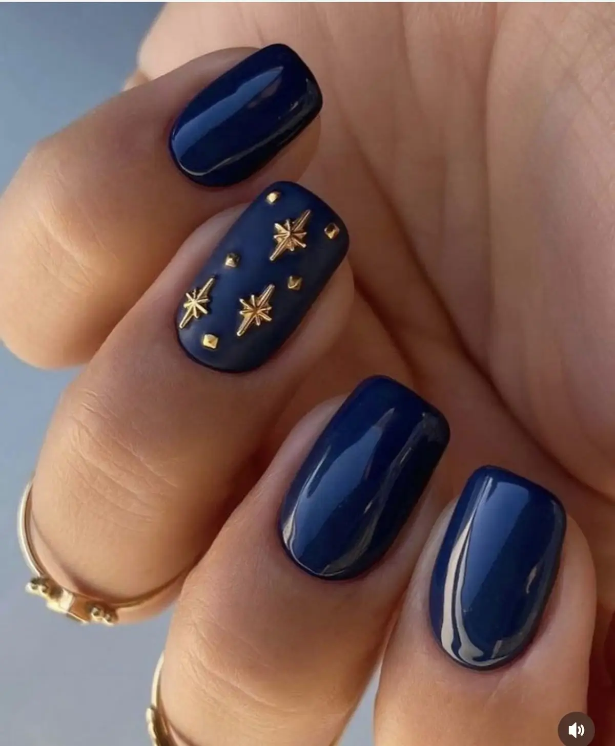 16 Idées de Manicure de Noël 2025 à Adopter pour les Fêtes