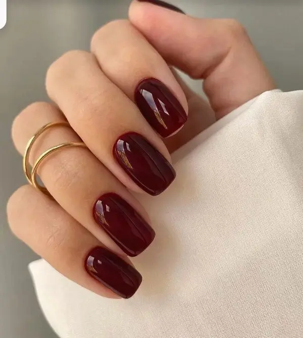 16 Idées de Manicure de Noël 2025 à Adopter pour les Fêtes