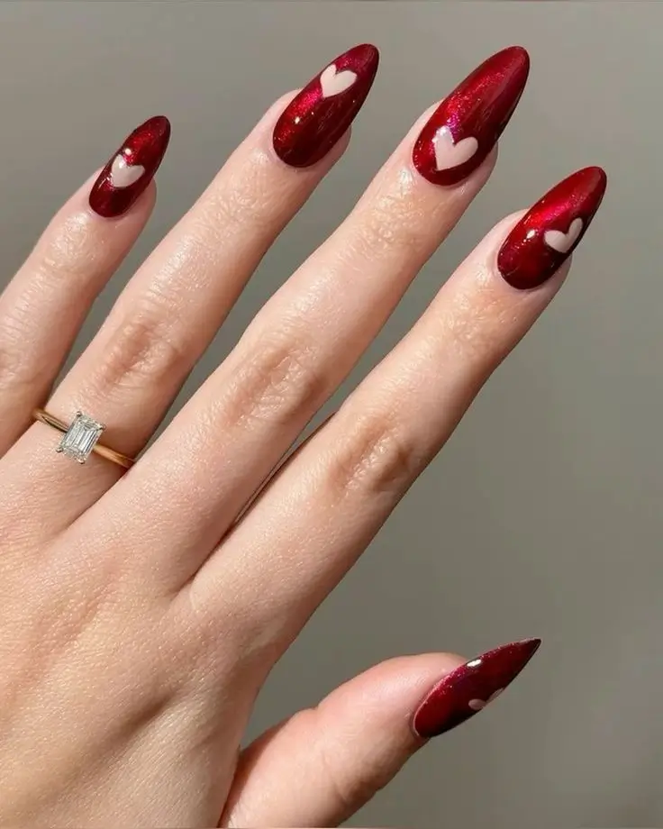 16 Idées de Nail Art Romantiques pour la Saint-Valentin 2025