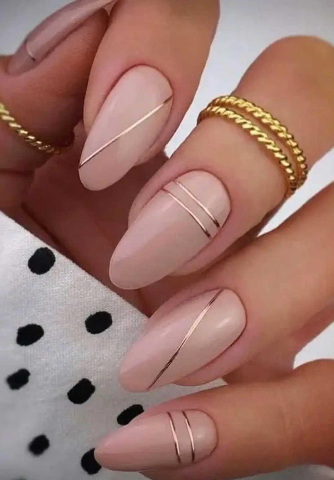 15 Idées de Manucure pour Sublimer vos Ongles Amande
