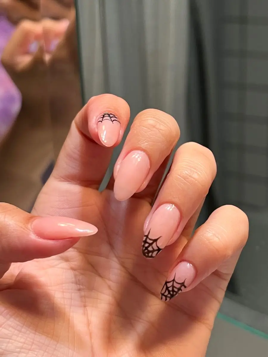 19 Idées de Nail Art pour Halloween 2025 à Essayer Cette Année