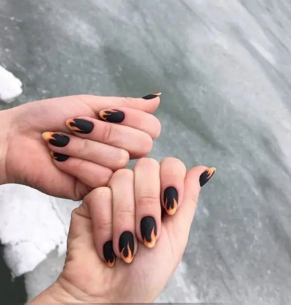 19 Idées de Nail Art pour Halloween 2025 à Essayer Cette Année