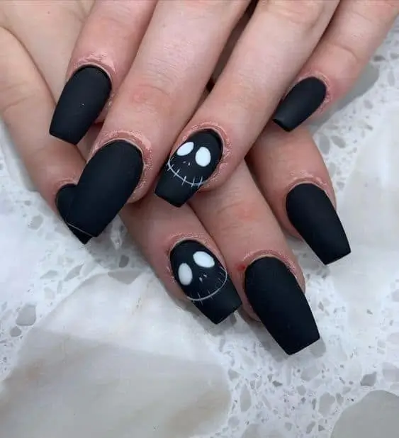 19 Idées de Nail Art pour Halloween 2025 à Essayer Cette Année